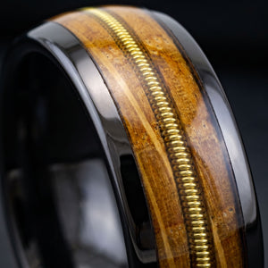 Harmonia men's black tungsten ring with whiskey barrel oak and guitar string inlay – close-up of the inlay