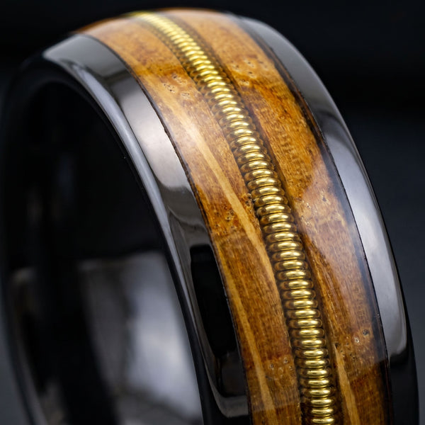 Harmonia men's black tungsten ring with whiskey barrel oak and guitar string inlay – close-up of the inlay